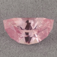 Ярко-розовый берилл морганит точной огранки фантазийной формы, вес 3 кт, размер 14х7.4х5.5 мм (beryl0376)