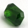 Изумрудно-зелёный уральский демантоид октагон, вес 1.61 карат, размер 7.1х5мм (dem0040)