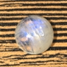 Лунный камень (беломорит) круг вес 12.73 карат, размер 15х14.9мм (moon0067)