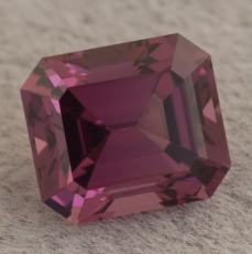 Пурпурная шпинель точной огранки формы октагон, вес 0.8 кт, размер 5.35х4.6x3.5 мм (spinel0515)