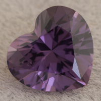 Пурпурно-фиолетовая шпинель точной огранки формы сердце, вес 1.19 кт, размер 6.4х7x4.2 мм (spinel0524)