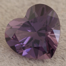Пурпурно-фиолетовая шпинель точной огранки формы сердце, вес 1.19 кт, размер 6.4х7x4.2 мм (spinel0524)