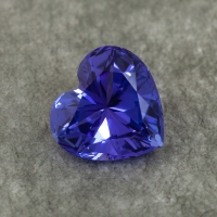 Яркий фиолетово-синий танзанит отличной российской огранки формы сердце, вес 1.76 карат, размер 7.8х7.5мм (tanz0502)