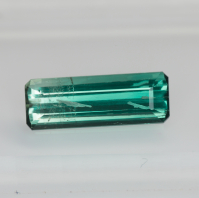 Голубовато-зелёный турмалин формы октагон, вес 2.02 кт, размер 13.5х4.8х3.5 мм (turm0651)