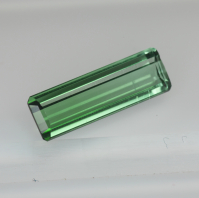 Зелёный турмалин формы октагон, вес 1.41 кт, размер 12.8х4.1х2.7 мм (turm0672)