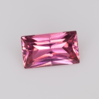 Ярко-розовый малханский турмалин формы багет, вес 0.9 карат, размер 7.1х4.2мм (turm0693)