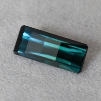 Сине-зелёный турмалин индиголит точной огранки формы багет, вес 1.78 кт, размер 12х5х3.2 мм (turm0744)