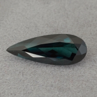 Тёмный сине-зелёный турмалин индиголит формы груша, вес 4.7 кт, размер 18.6х7.2х5.4 мм (turm0757)