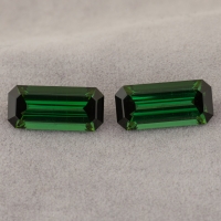 Пара ярко-зелёных турмалинов точной огранки формы октагон, общий вес 13.38 кт, размер 16.9х7.9х6 мм (turm0803)