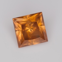Коричневато-оранжевый циркон формы квадрат, вес 3.15 карат, размер 6.9х6.9мм (zircon0212)