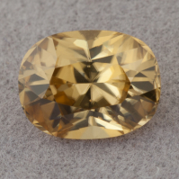 Золотистый циркон точной огранки формы овал, вес 4.65 кт, размер 10.3х7.9х6.1 мм (zircon0239)